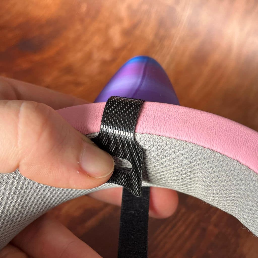 Headset-Ohren mit Klettstreifen verbinden